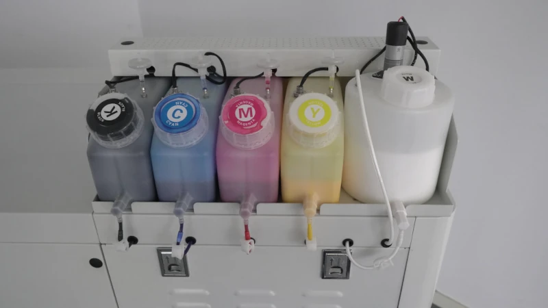 Duży zbiornik bieli z mieszadłem – stabilne krycie